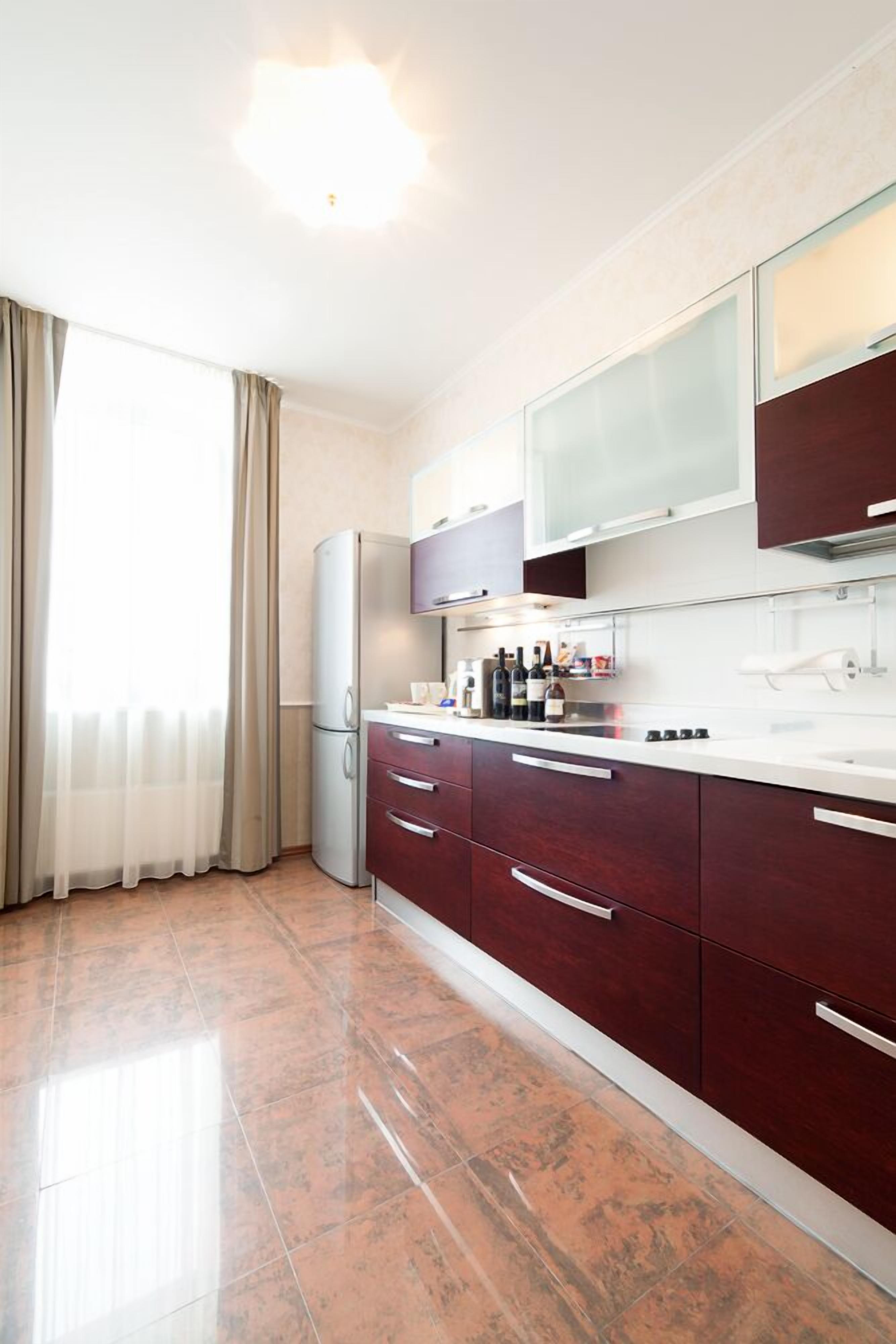 presidential suite | private kitchen | oven, high chair, cookware/dishes/utensils