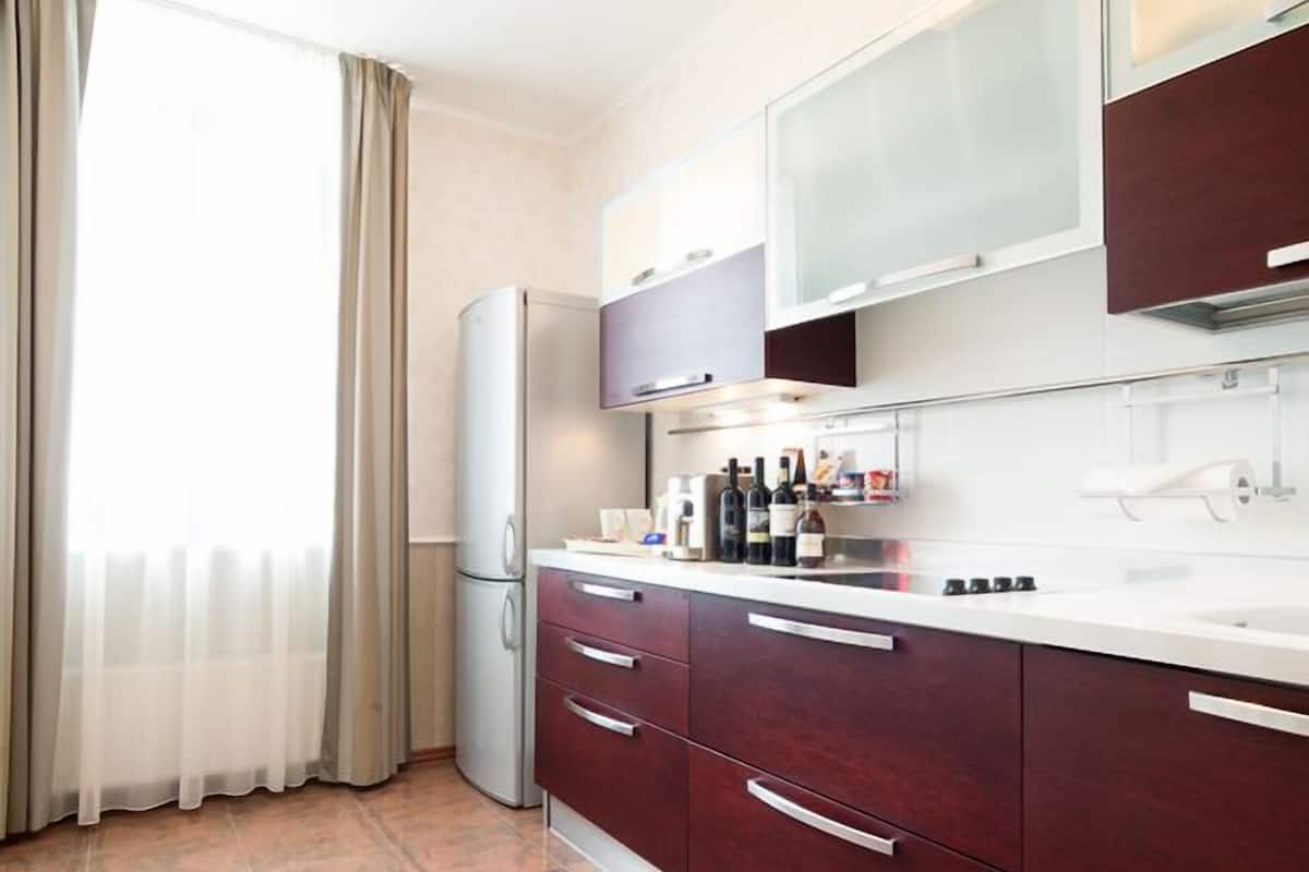 presidential suite | private kitchen | oven, high chair, cookware/dishes/utensils