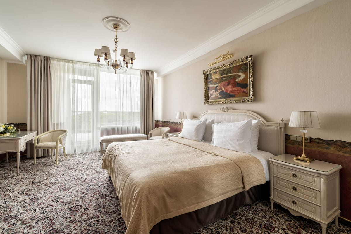 Presidential Suite | Free minibar items, in-room safe, desk, soundproofing