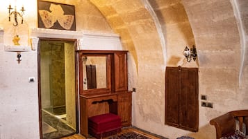 Cave Suite | 高級寢具、迷你吧、房內夾萬、隔音