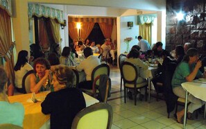 Breakfast and dinner served