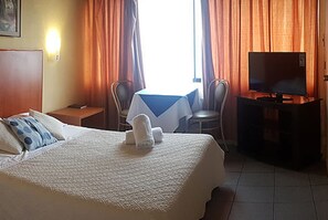 Habitación doble, 1 cama matrimonial, cocina | Escritorio, tabla de planchar con plancha y ropa de cama 
