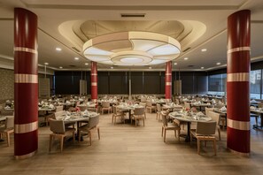 Daily buffet breakfast (MAD 150 per person)