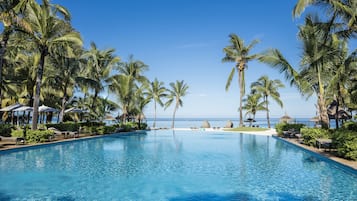 2 outdoor pools, pool loungers