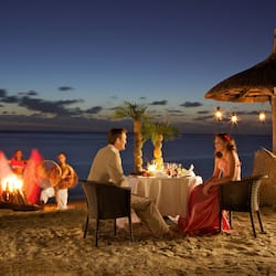 3 restaurantes, se sirven desayunos, comidas, cenas y mariscos