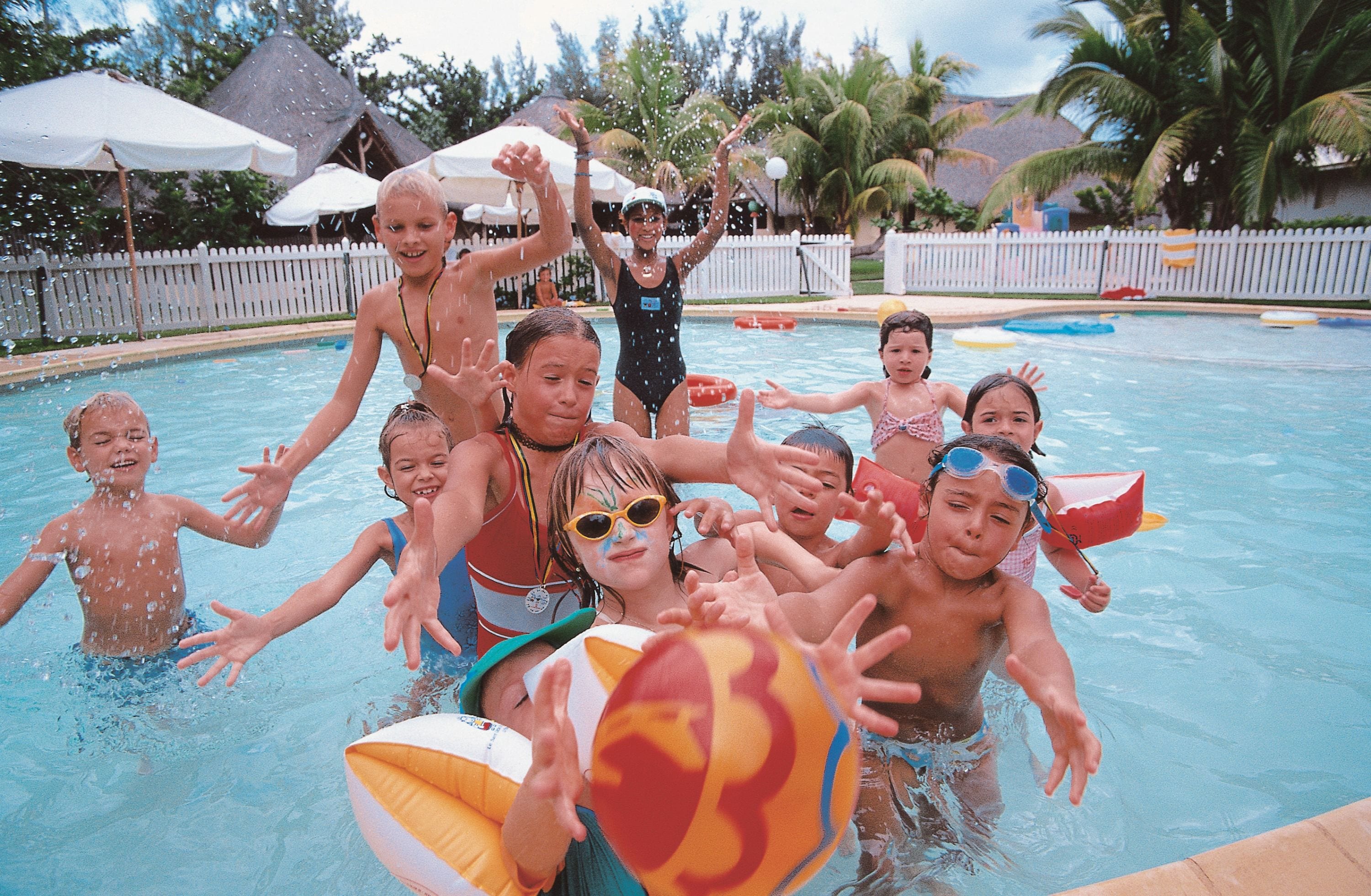 2 outdoor pools, pool loungers