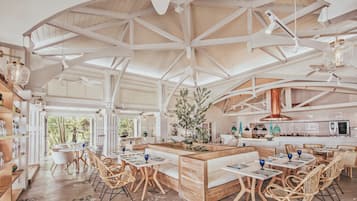 3 restauranter, frokost, lunsj og middag serveres, sjømat