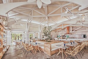 3 restaurantes; se sirve desayuno, almuerzo y cena; mariscos