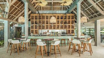 2 quầy bar/khu lounge, quầy bar bên hồ bơi
