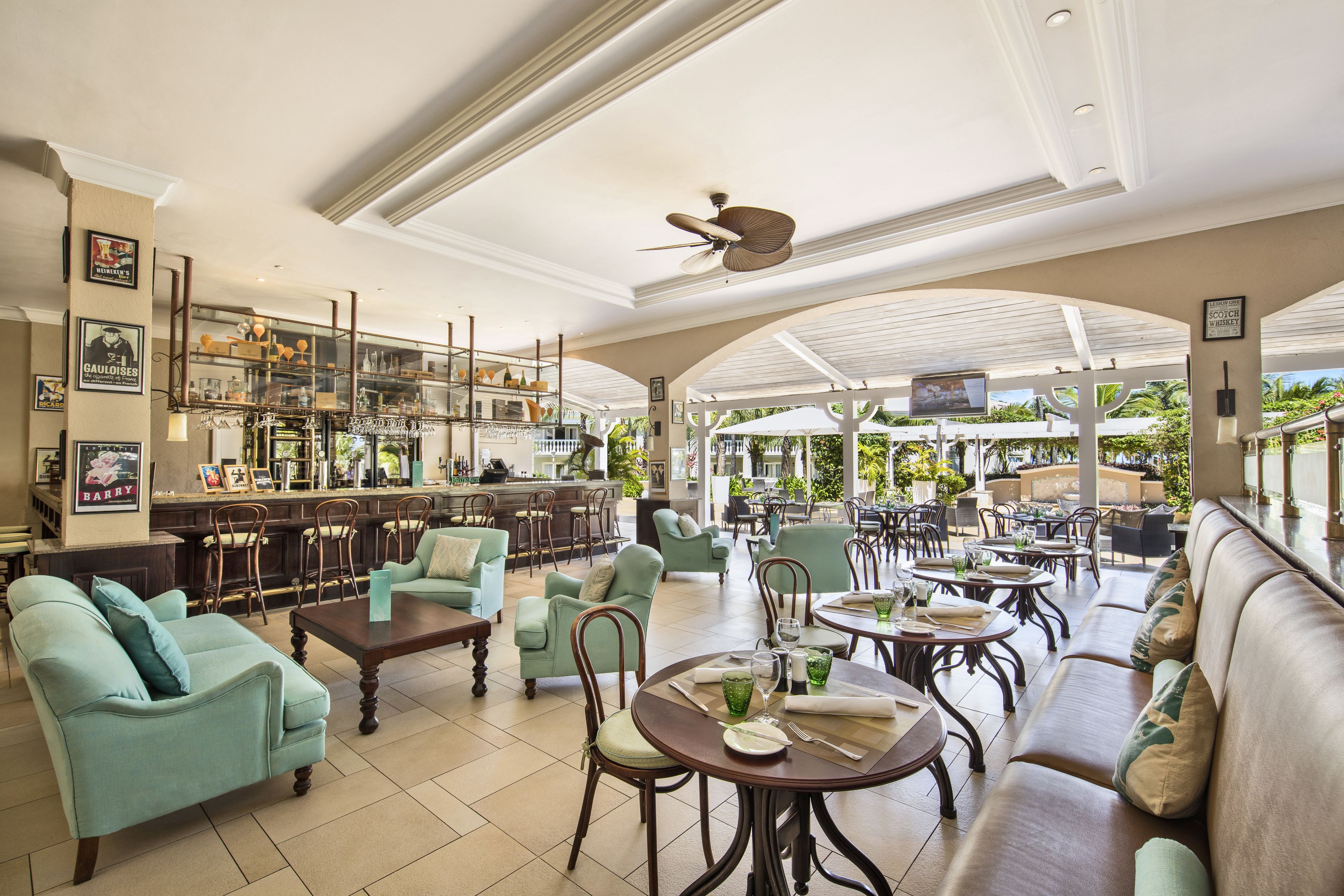 Amplia sala de estar con asientos cómodos, un bar y vistas al exterior.