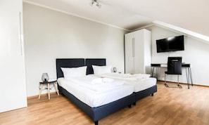 Schreibtisch, Verdunkelungsvorhänge, kostenloses WLAN