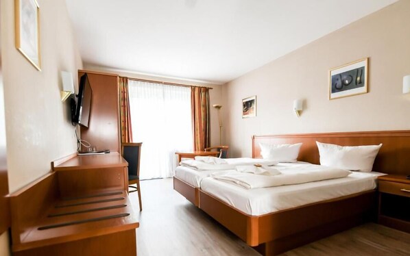 Schreibtisch, Verdunkelungsvorhänge, kostenloses WLAN