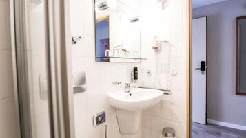 Shower, free toiletries, towels