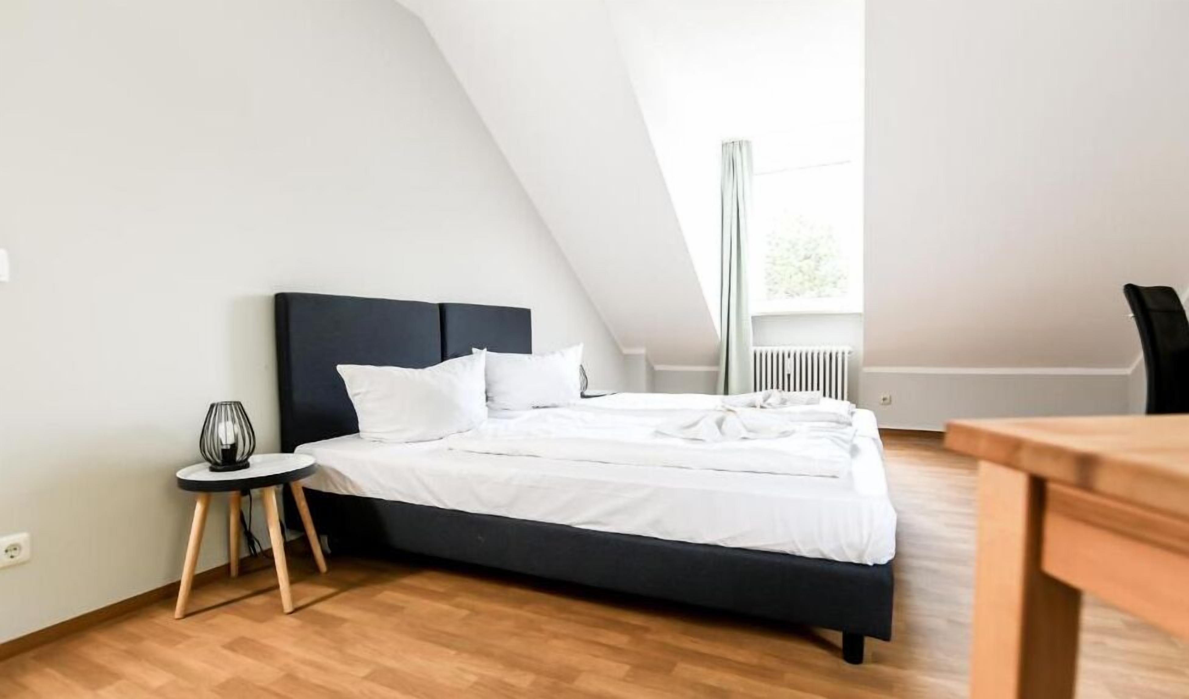 Schreibtisch, Verdunkelungsvorhänge, kostenloses WLAN