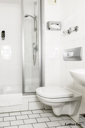 Shower, free toiletries, towels - Hotel Blutenburg (Munich)