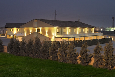 A szĂĄllĂĄshely homlokzata â este/Ă©jszaka