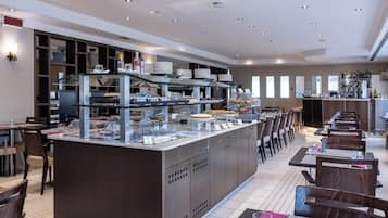 Desayuno buffet (EUR 9.50 por persona)