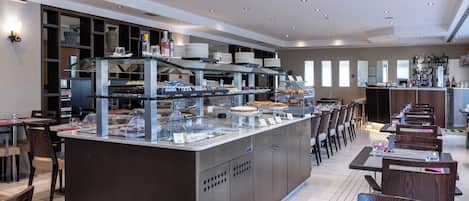 Petit déjeuner buffet (9.50 EUR par personne)