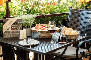 A table set for a meal with a sign indicating cocktails, drinks, coffee, wine, and beer. - Ringhotel Sonnenhof (Baiersbronn)