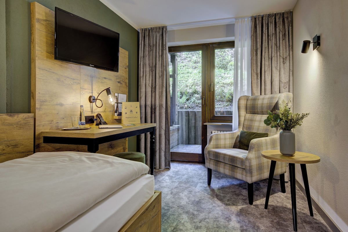 economy single room, 1 single bed | 1 bedroom, in-room safe, desk, laptop workspace