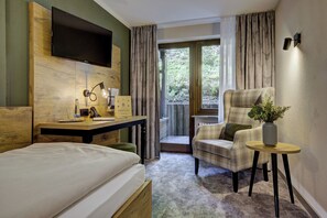 In-room safe, desk, laptop workspace, free WiFi - Ringhotel Sonnenhof (Baiersbronn)