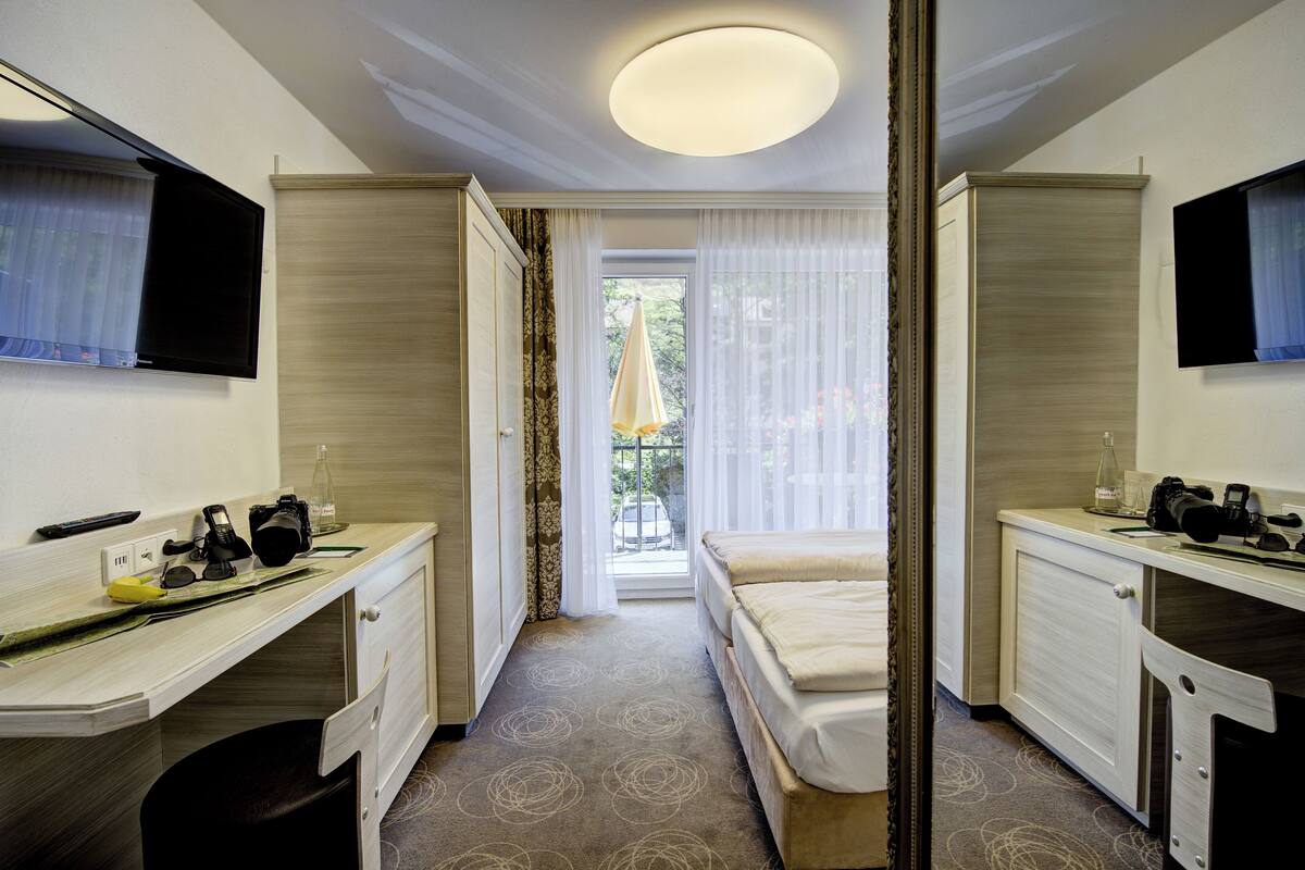 standard double room, 1 queen bed, river view | 1 bedroom, in-room safe, desk, laptop workspace