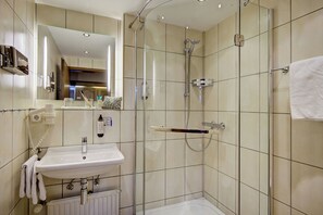 Superior tweepersoonskamer | Badkamer | Een haardroger, handdoeken