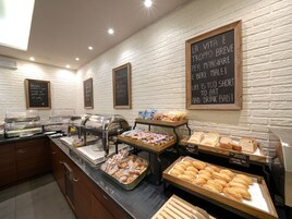 Zona de bufé con diferentes alimentos y una pizarra con mensajes inspiradores.