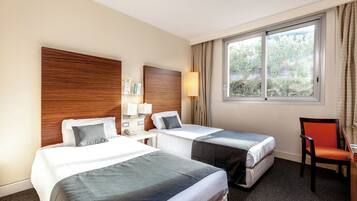 Zimmersafe, individuell dekoriert, Schreibtisch, Verdunkelungsvorhänge