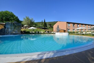 Una piscina al aire libre de temporada