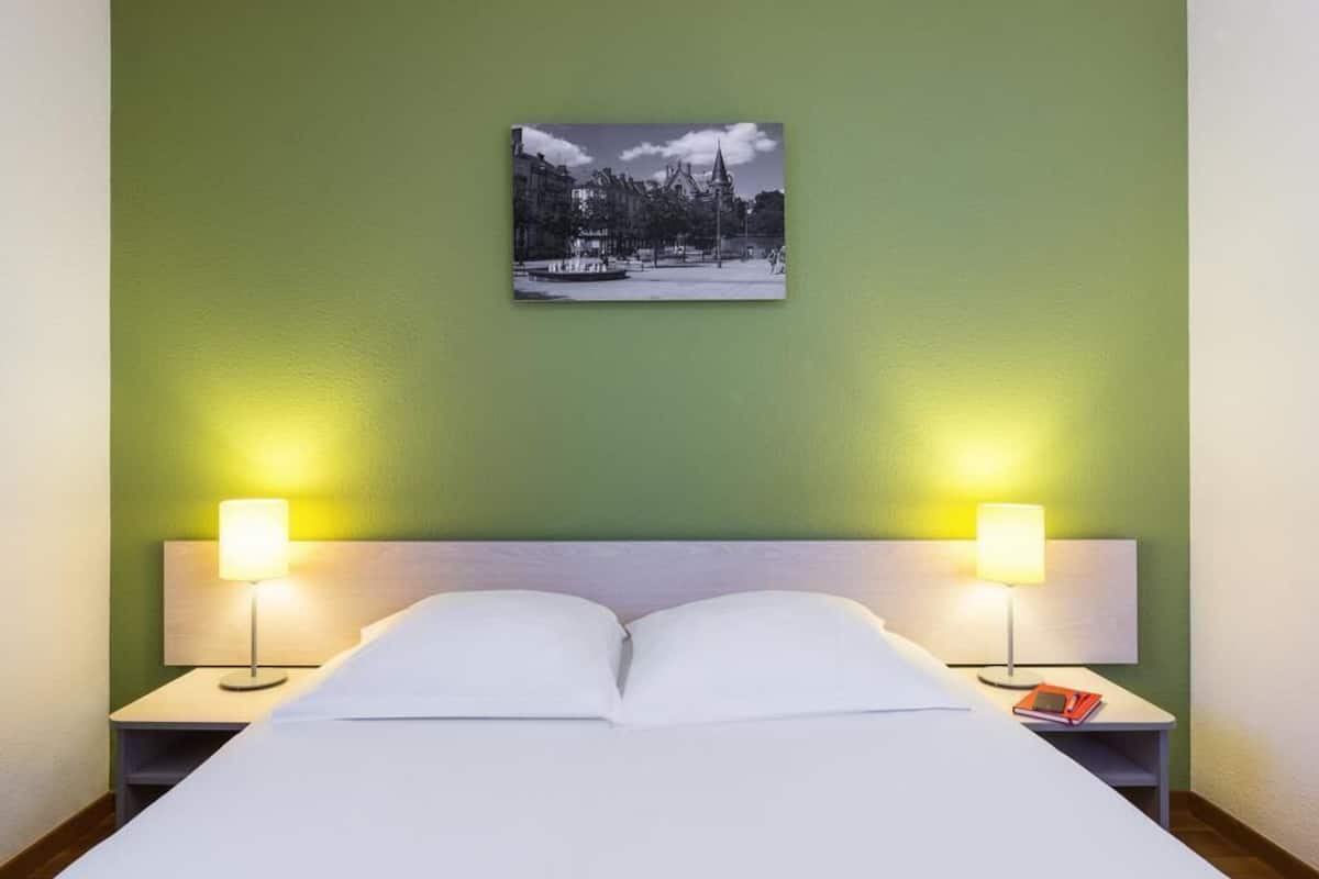 Studio - 1 dubbelsÀng med bÀddsoffa | Allergitestade sÀngklÀder, skrivbord och strykjÀrn/strykbrÀda