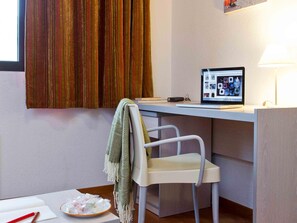 Hypo-allergenic bedding, desk, iron/ironing board, free cots/infant beds - Aparthotel Adagio Access Rennes Centre (Rennes)