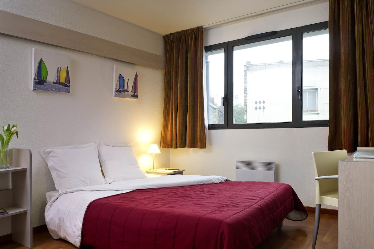 Studio, 1 Double Bed | Hypo-allergenic bedding, desk, iron/ironing board, free cots/infant beds