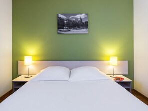 Ropa de cama hipoalergénica, escritorio y tabla de planchar con plancha 