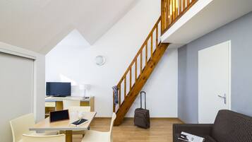 Studio, 1 lit double et 1 canapé-lit | Salle de séjour | Télévision