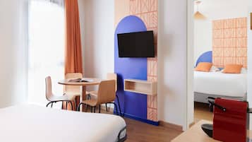 Studio, 1 tweepersoonsbed met slaapbank | Hypoallergeen beddengoed, een bureau, een strijkplank/strijkijzer