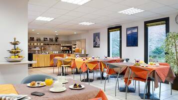 Tägliches Frühstücksbuffet gegen Gebühr