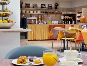 Daily buffet breakfast for a fee - Aparthotel Adagio Access Rennes Centre (Rennes)