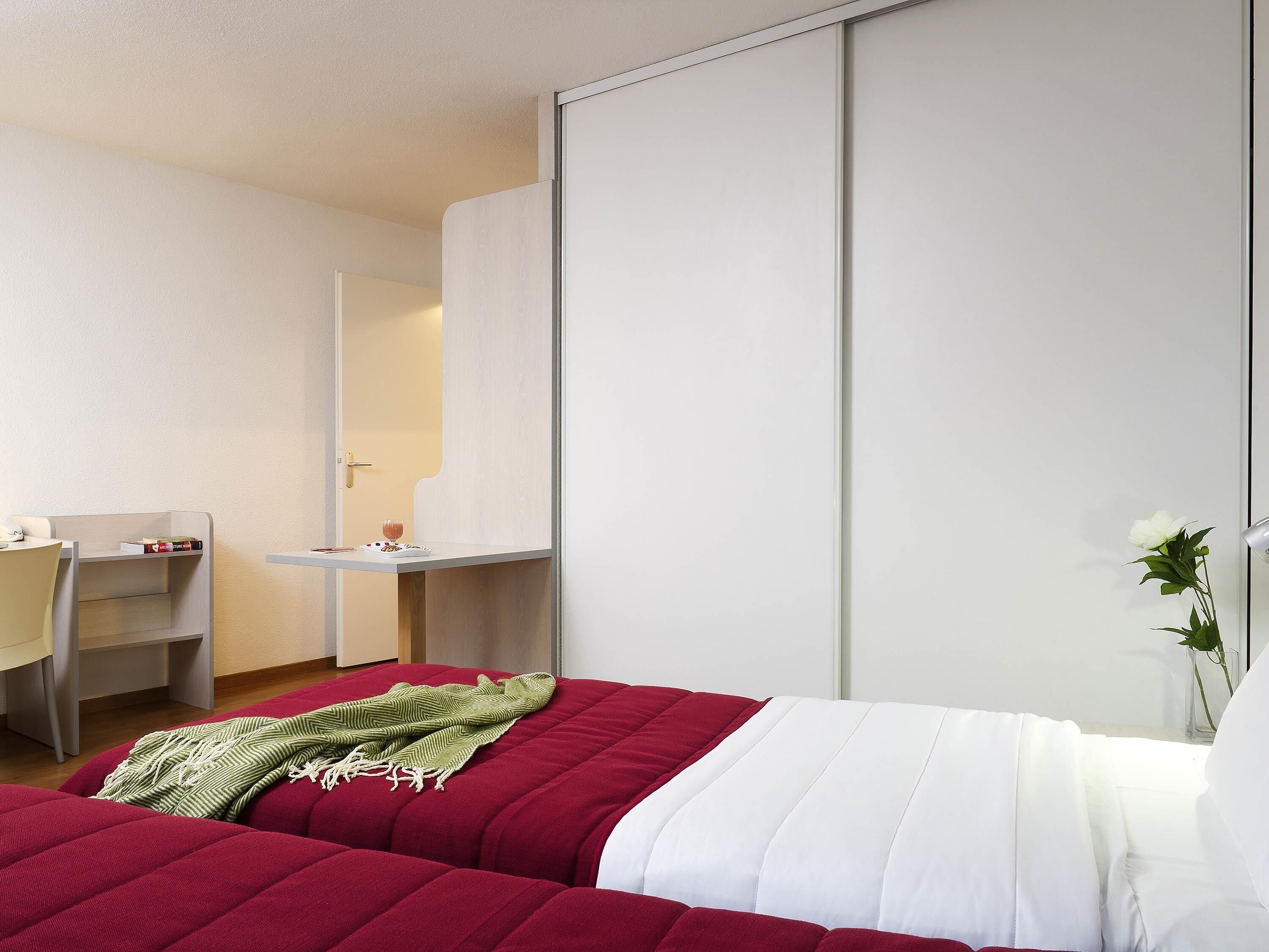 Studio, 1 Double Bed | Hypo-allergenic bedding, desk, iron/ironing board