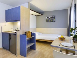 Ropa de cama hipoalergénica, escritorio y tabla de planchar con plancha