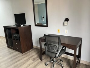 Premium bedding, desk, iron/ironing board, free WiFi - Quality Inn Tahlequa South (Tahlequah)