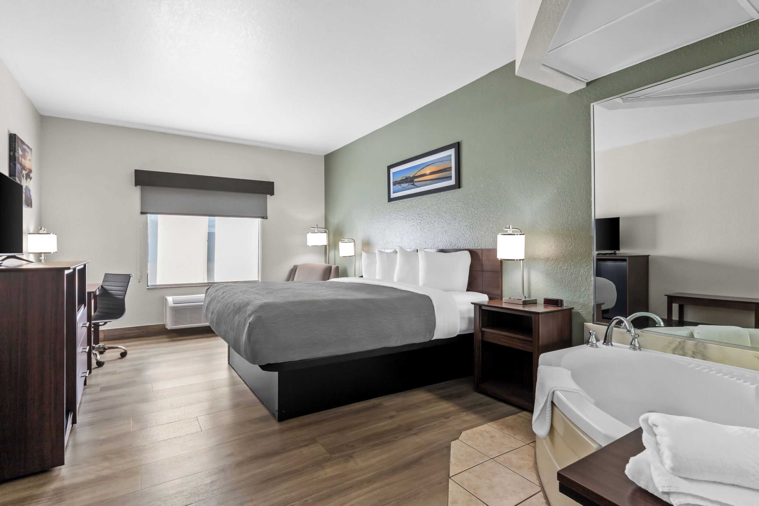 Standaard kamer, 1 kingsize bed, niet-roken, bubbelbad | Luxe beddengoed, een bureau, een strijkplank/strijkijzer, gratis wifi