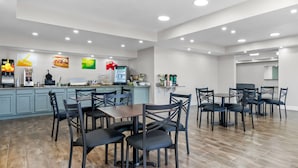Un restaurant moderne doté d’un comptoir, d’un espace salon et de différents présentoirs pour les aliments et les boissons.
