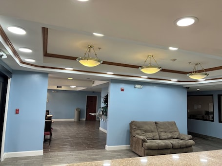 Lobby sitting area. Quality Inn Tahlequa South