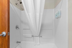 وحدات دش مع أحواض استحمام، مجففات شعر، مناشف، صابون