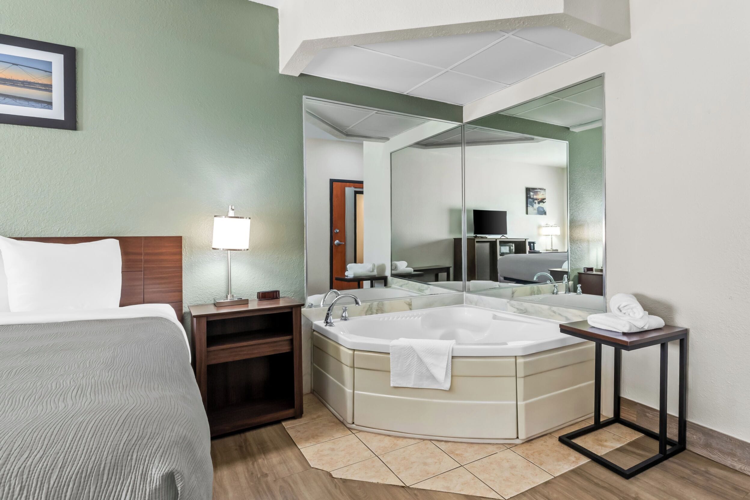 Standard Room, 1 King Bed, Non Smoking, Jetted Tub | Premium bedding, desk, iron/ironing board, free WiFi