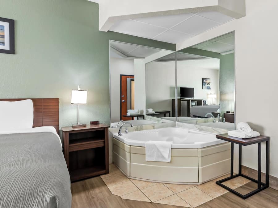 Camera Standard, 1 letto king, non fumatori, idromassaggio | Biancheria da letto di alta qualità, una scrivania, ferro/asse da stiro