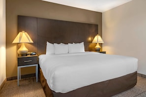 Bäddmadrasser, skrivbord, mörkläggningsgardiner och strykjärn/strykbräda