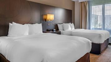 Pillowtop-Betten, Schreibtisch, Verdunkelungsvorhänge