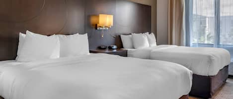 Colchones con pillow-top, escritorio y cortinas blackout